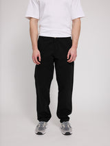 Daniel ist 1,87 und trägt Größe L