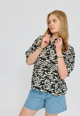 Amber ist 1,74 und trägt Größe S