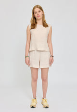 Amber ist 1,74 und trägt Größe S