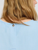 Amber ist 1,74 und trägt Größe S