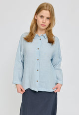 Amber ist 1,74 und trägt Größe S