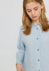 Amber ist 1,74 und trägt Größe S