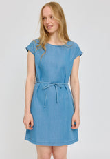 Julia ist 1,78 und trägt Größe S