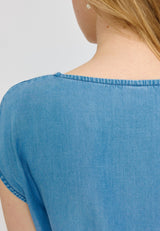 Julia ist 1,78 und trägt Größe S