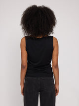 Jade ist 1,75 und trägt Größe S