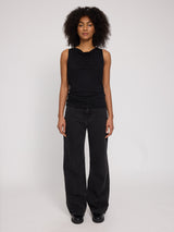 Jade ist 1,75 und trägt Größe S