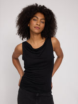 Jade ist 1,75 und trägt Größe S