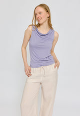 Julia ist 1,78 und trägt Größe S