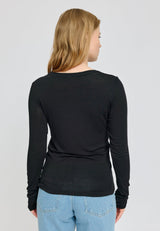 Amber ist 1,74 und trägt Größe S