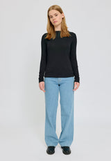 Amber ist 1,74 und trägt Größe S