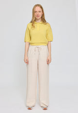 Julia ist 1,78 und trägt Größe S